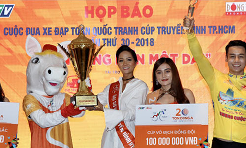 Hoa hậu H'Hen Niê giới thiệu Cup vô địch cho đội về nhất toàn đoàn. Ảnh: Quang Trực.